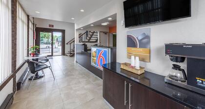 Motel 6 Warminster, PA