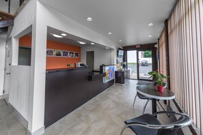 Lobby - Motel 6 Warminster, PA (Warminster)