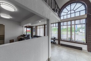 Lobby - Motel 6 Warminster, PA (Warminster)