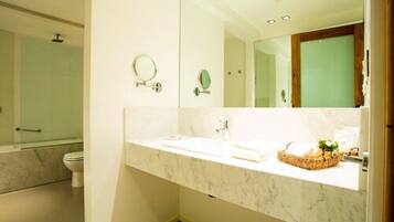 Junior studio suite | Badkamer | Een bad/douchecombinatie, een regendouche, gratis toiletartikelen