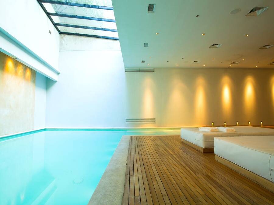 Kolam renang tertutup, kerusi lepak pantai