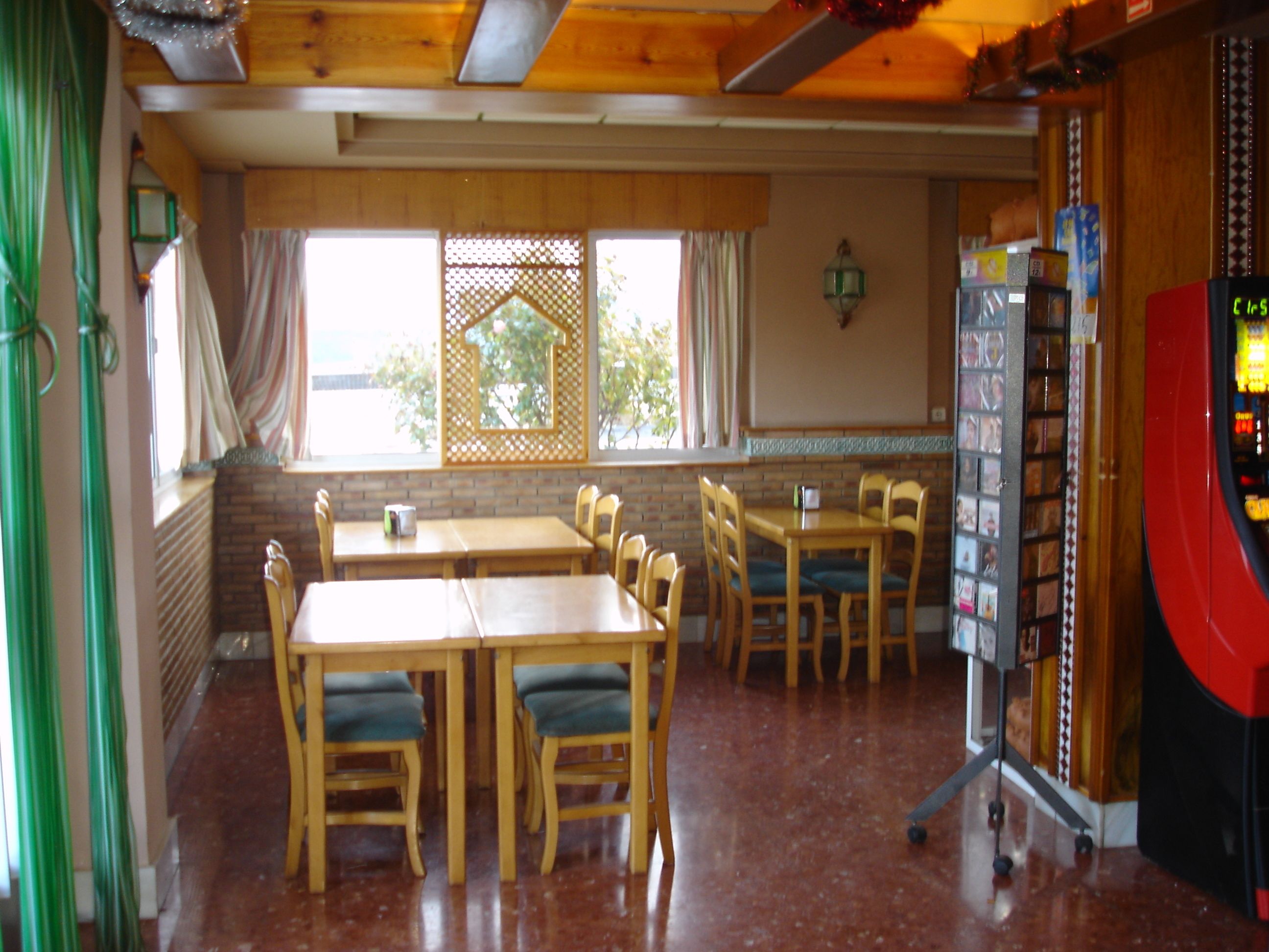 Serveert ontbijt, lunch en diner