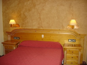 Bureau, rideaux occultants, chambres insonorisées