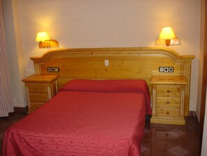 Escritorio, cortinas blackout y sistema de insonorización 