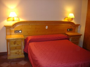 Bureau, rideaux occultants, chambres insonorisées