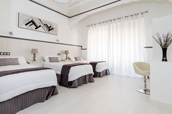 Chambre quadruple | Coffre-fort, bureau, système d’insonorisation, fer et planche à repasser