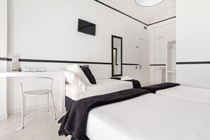 In-room safe, desk, soundproofing, iron/ironing board - Hostal Gran Via 63 Rooms (Madrid)