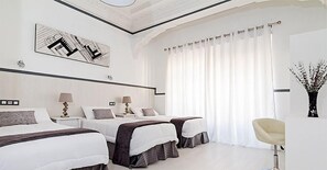 Habitació triple | Caixa forta a l'habitació, escriptori i habitacions insonoritzades