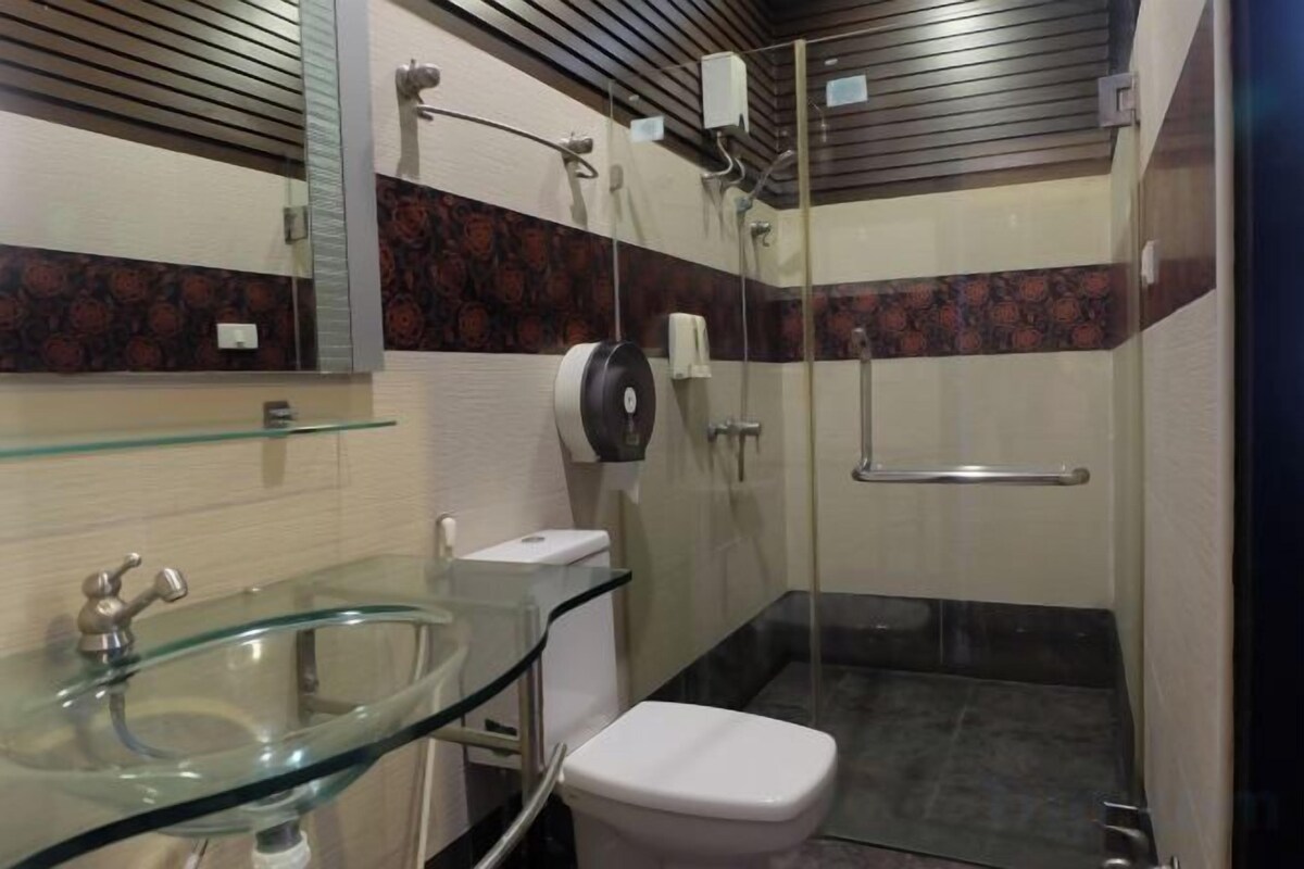 Phòng tắm | Buồng tắm vòi sen, vòi sen phun mưa, máy sấy tóc, áo choàng tắm