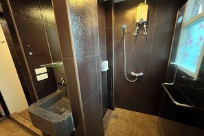 CORNER SUITE 2 (FAMILY ROOM) | Banheiro | Chuveiro, chuveiro com efeito de chuva, secador de cabelo 