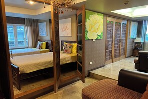CORNER SUITE 2 (FAMILY ROOM) | Premium bedding, pillowtop beds, free minibar items, in-room safe - Sabai Sabai @ Sukhumvit Hotel (Bangkok)