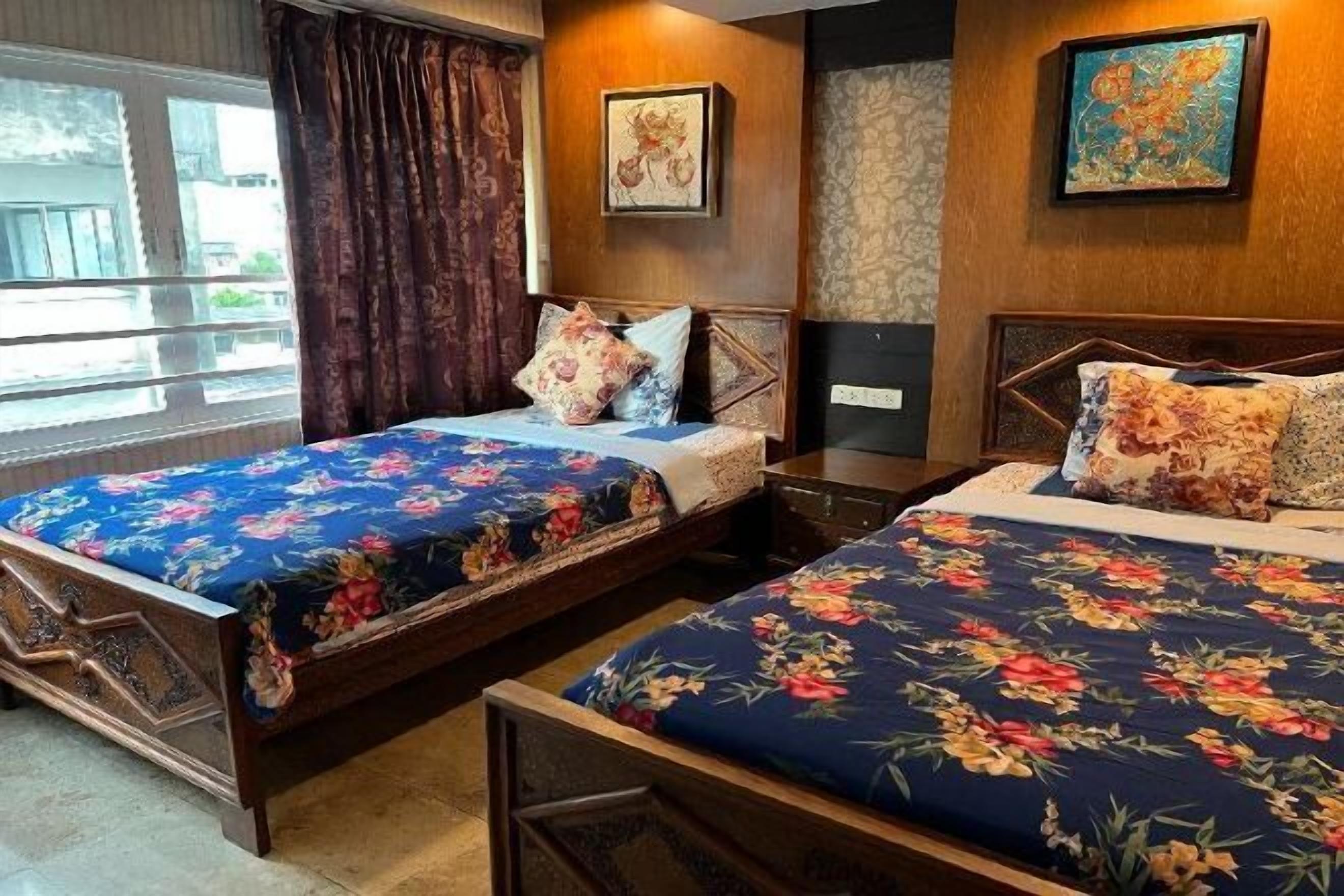 Seprai premium, bantalan ekstra lembut, isi minibar gratis, dan brankas