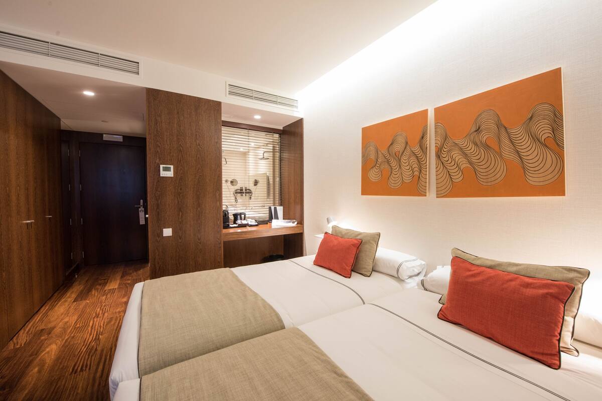 Minibar, in-room safe, soundproofing, WiFi (free)