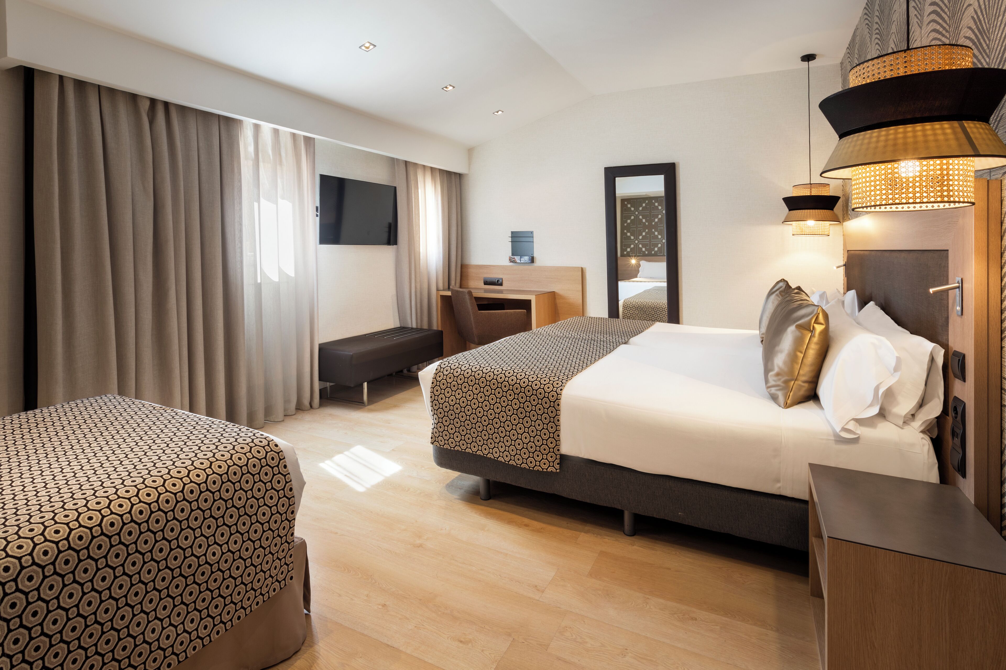 Ein modernes Hotelzimmer mit einem großen Bett, einem Schreibtisch und einem Stuhl.
