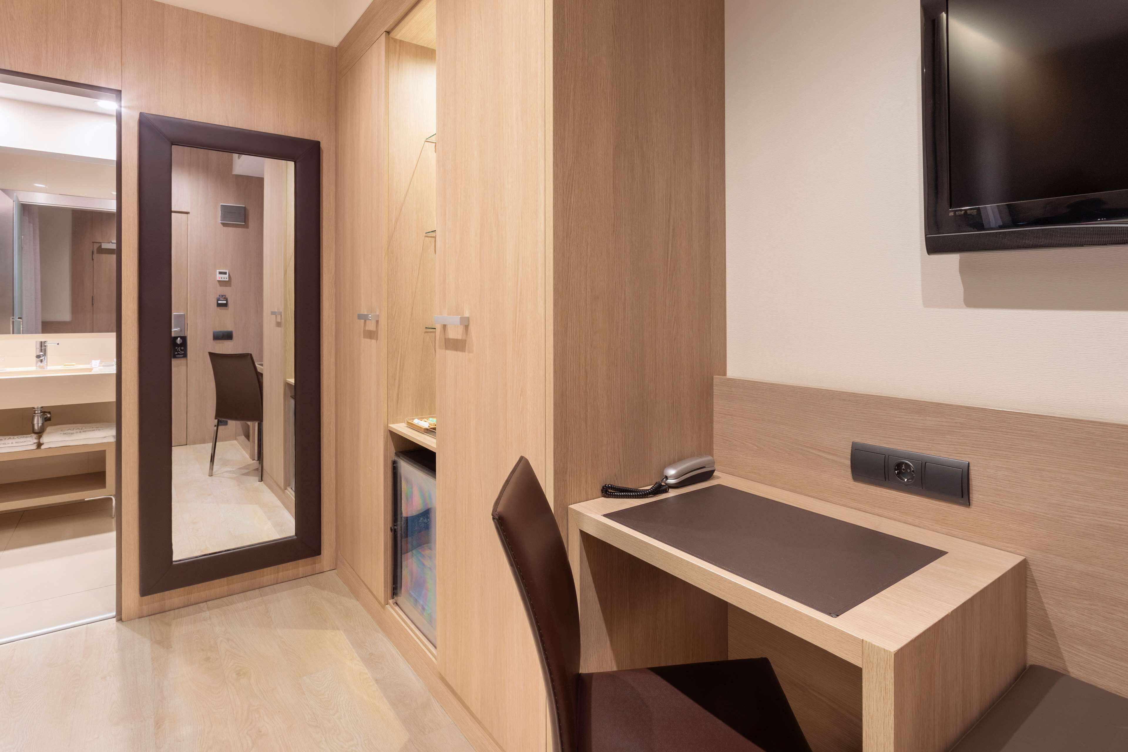 single room | 1 bedroom, minibar, in-room safe, desk