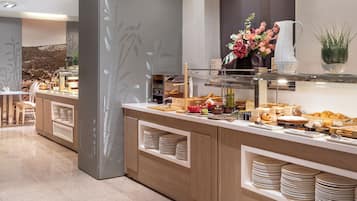 Petit déjeuner buffet (23 EUR par personne)
