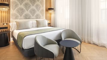 Minibar, caja de seguridad en la habitación y escritorio