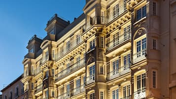 Vista frontal de la propiedad por la tarde o noche