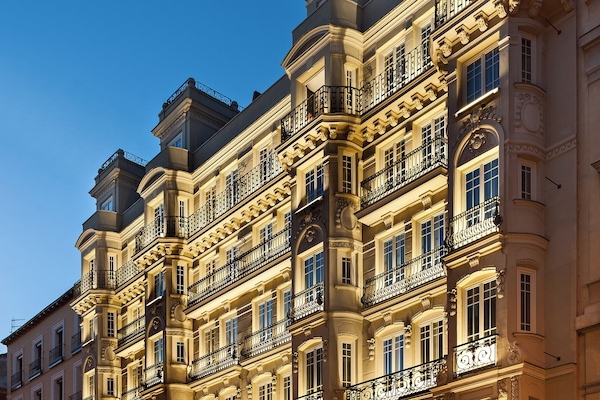 Fachada da propriedade à noite