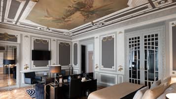 Een minibar, een kluis op de kamer, een bureau, geluiddichte muren