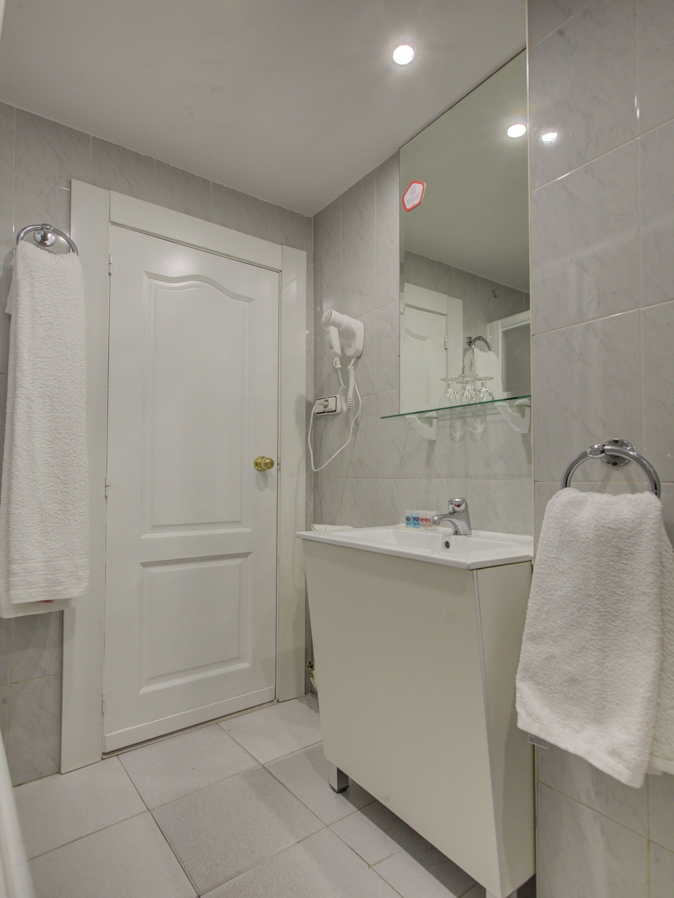superior twin room | bathroom | combined shower/bathtub, towels