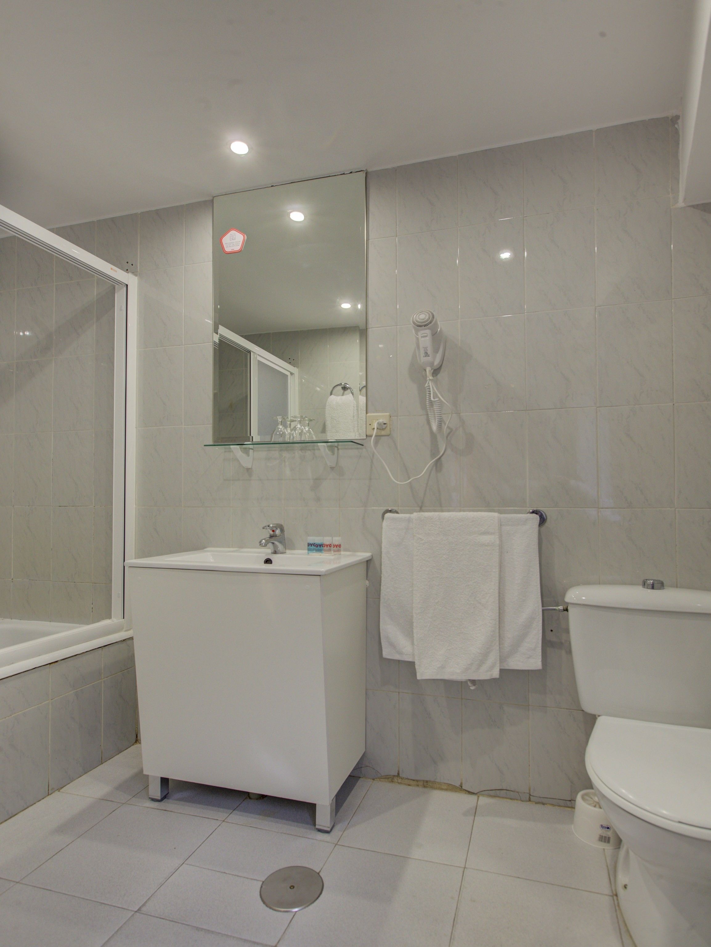 double room | bathroom | combined shower/bathtub, towels