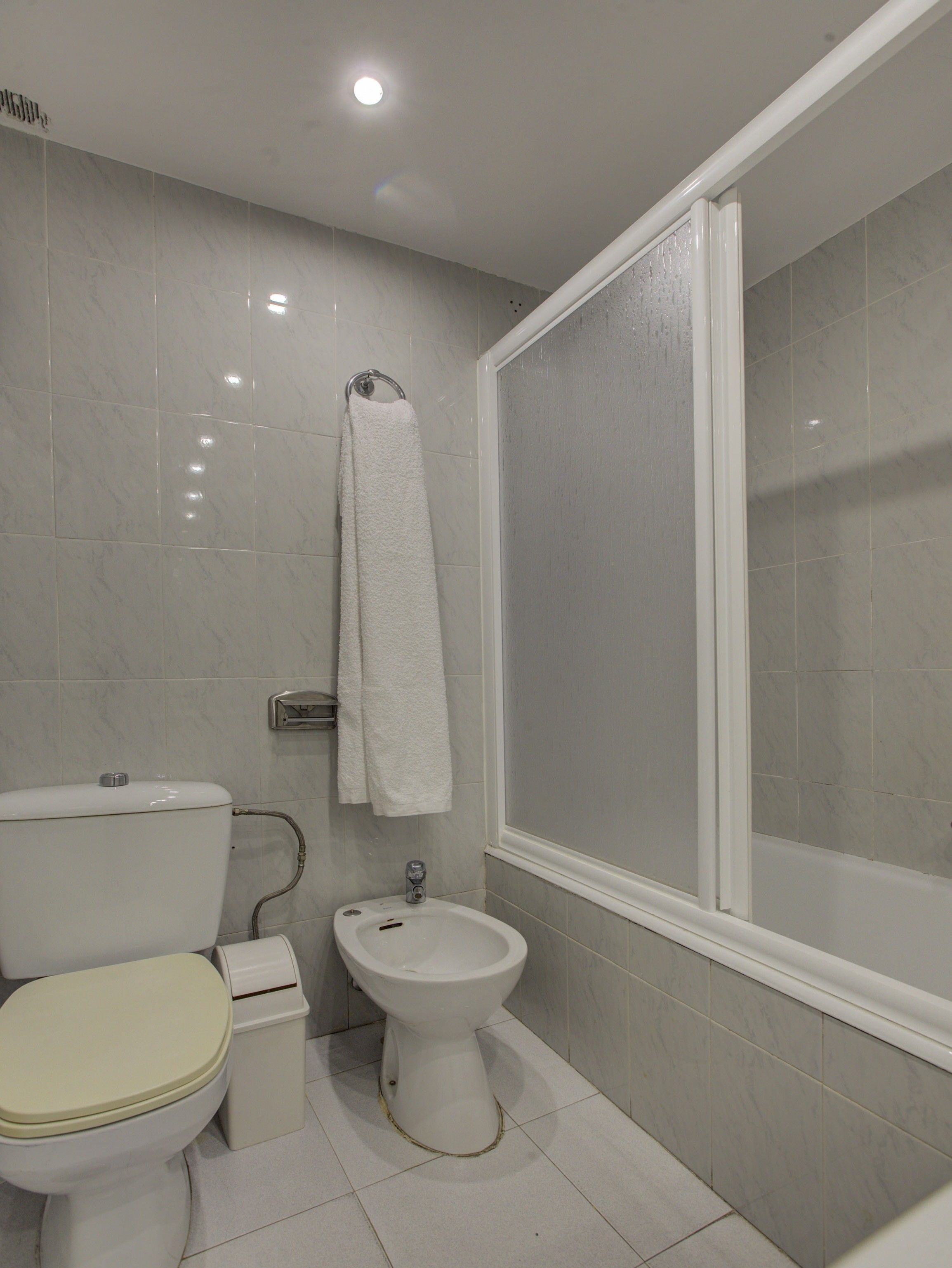 single room | bathroom | combined shower/bathtub, towels