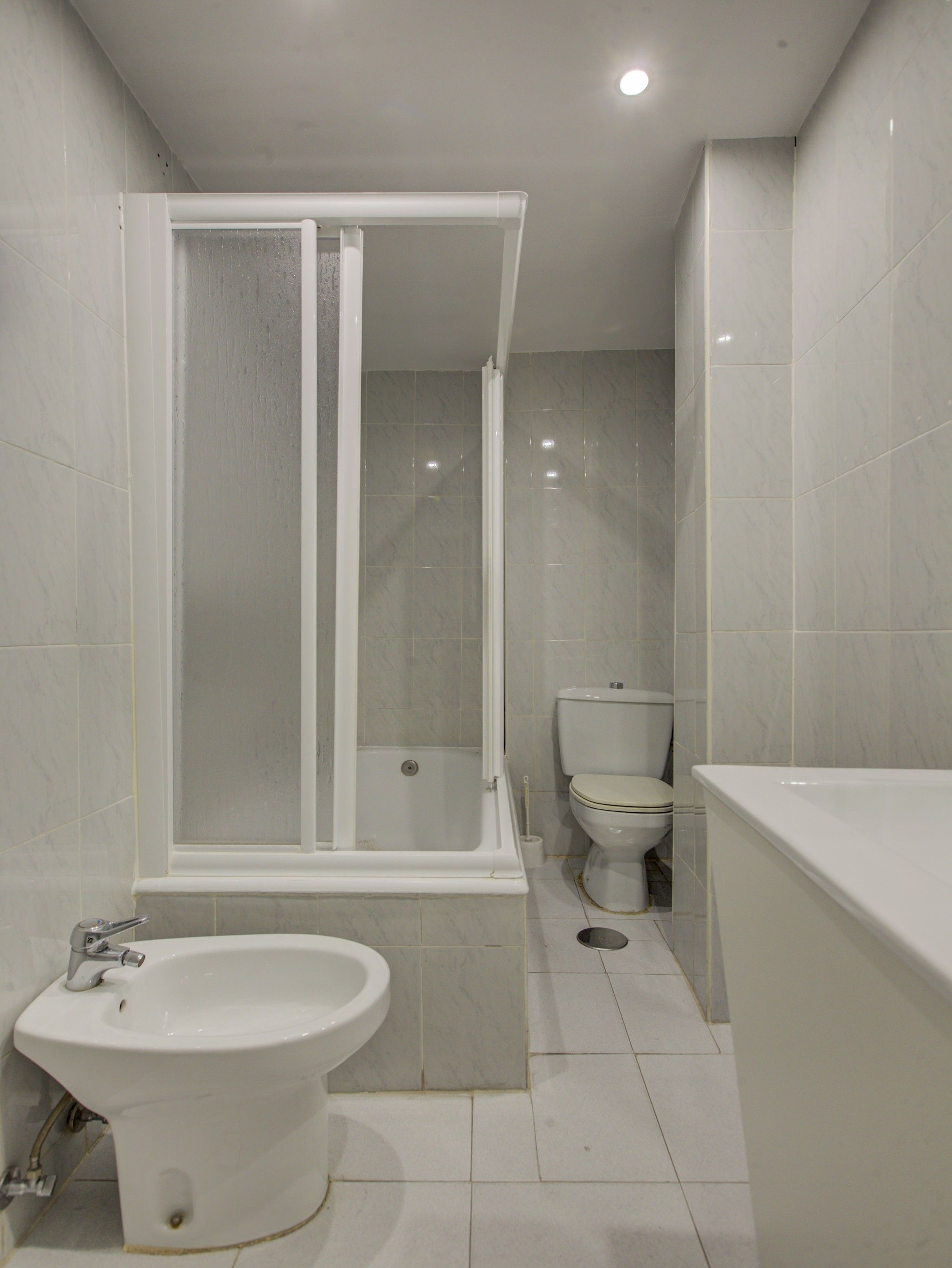 triple room | bathroom | combined shower/bathtub, towels