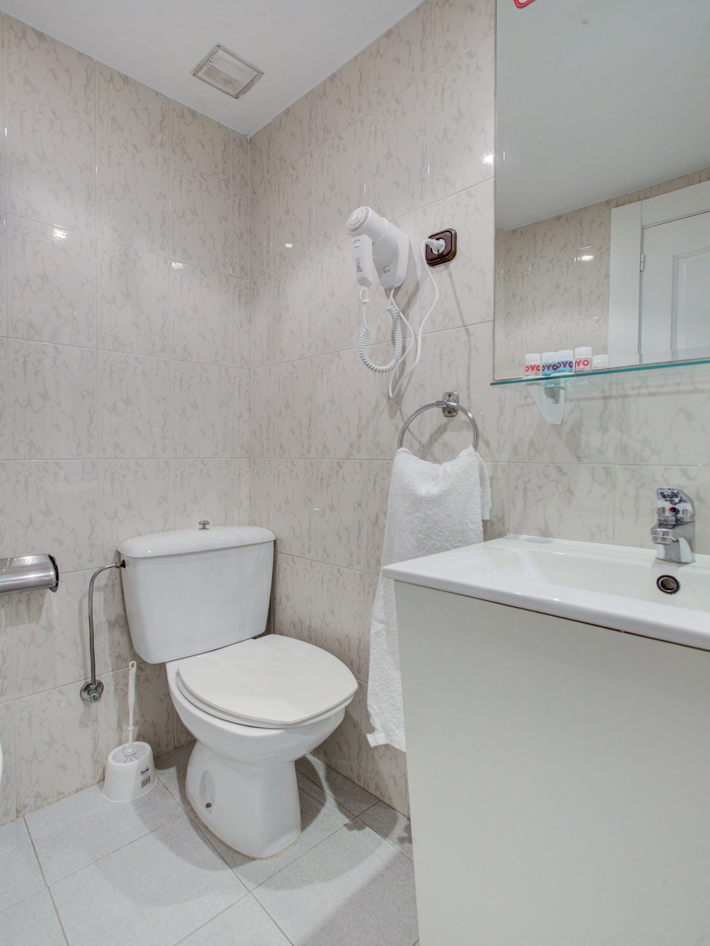 double room | bathroom | combined shower/bathtub, towels
