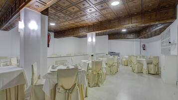 Daily continental breakfast (EUR 5.5 per person)