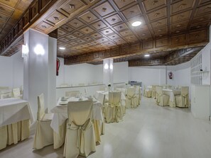 Daily continental breakfast (EUR 5.5 per person)