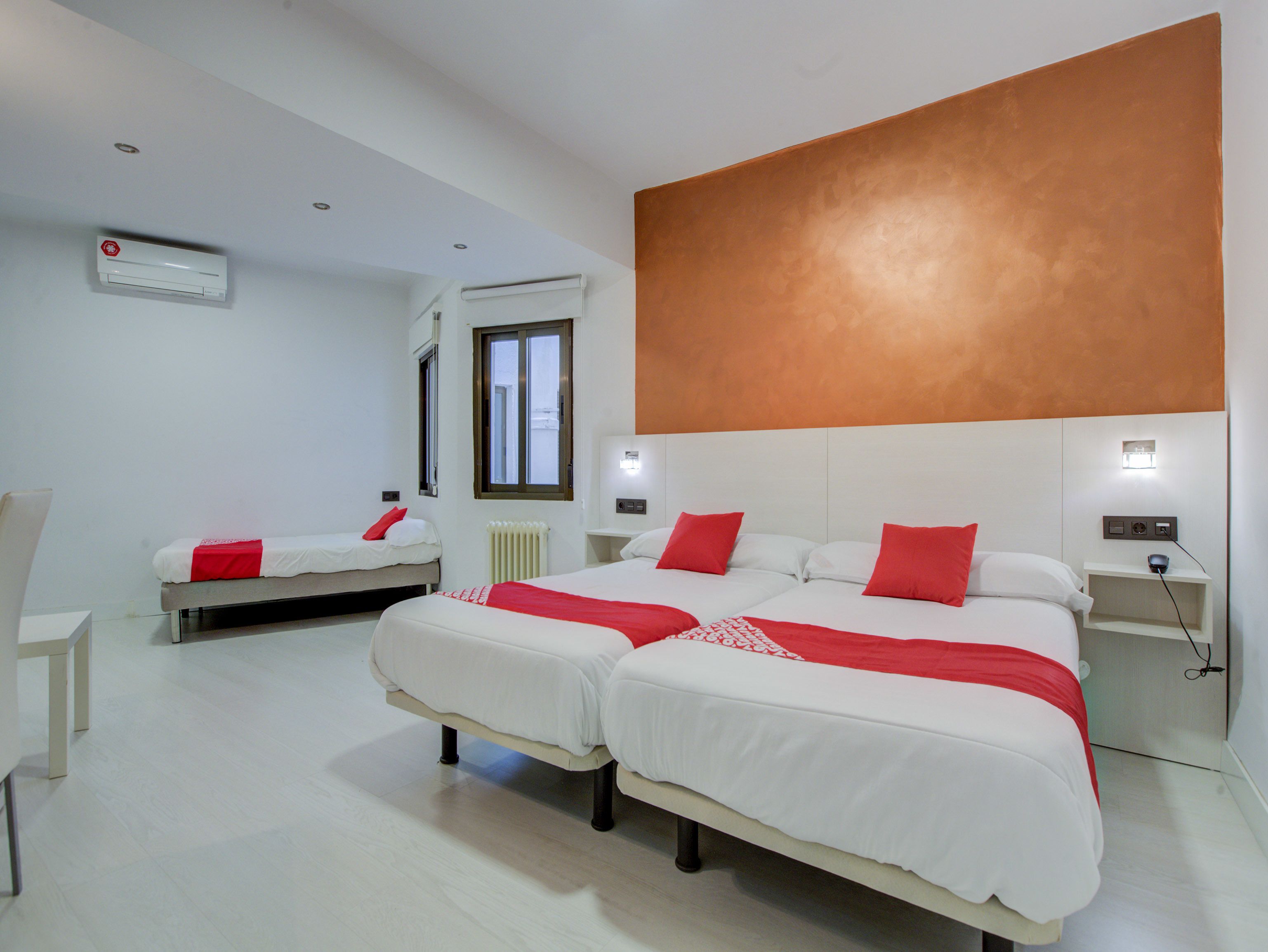 triple room | desk, free wifi, bed sheets