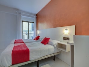 Escritorio, wifi gratis y ropa de cama 