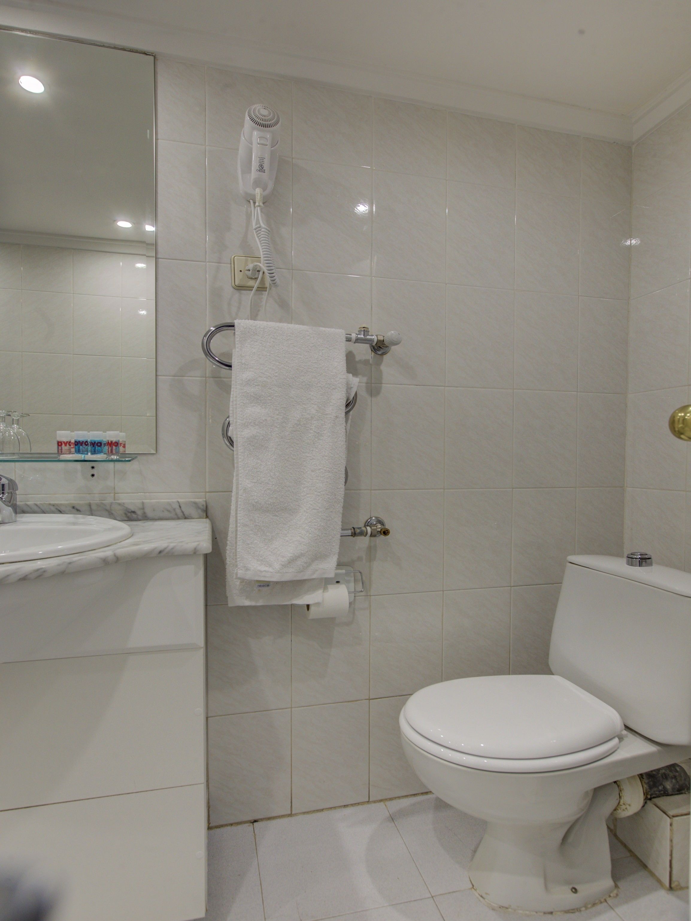 superior double room | bathroom | combined shower/bathtub, towels