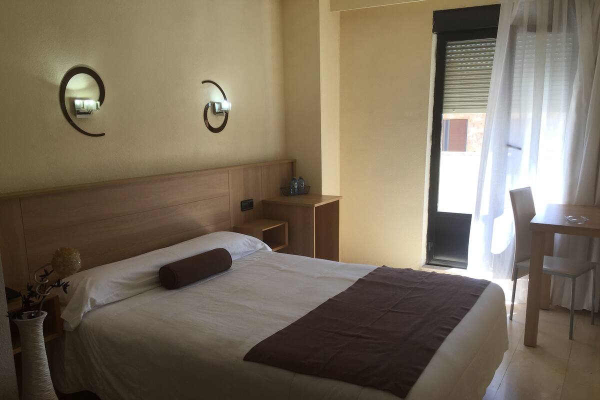 Single Room | Desk, WiFi (free), bed sheets