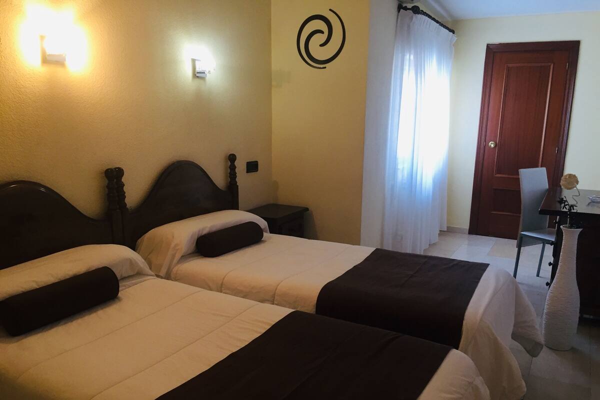 Twin Room | Desk, WiFi (free), bed sheets