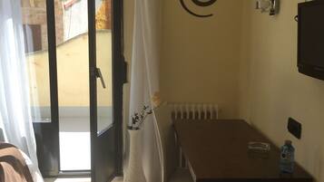 Single Room | Desk, free WiFi, bed sheets