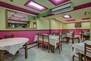 Se ofrece un desayuno bufé (6 EUR por persona)