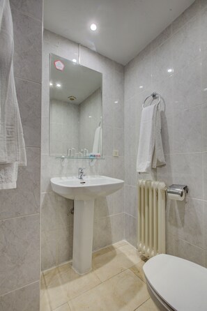 Habitacion con 2 camas individuales (con cama extra) | Baño | Artículos de higiene personal gratuitos