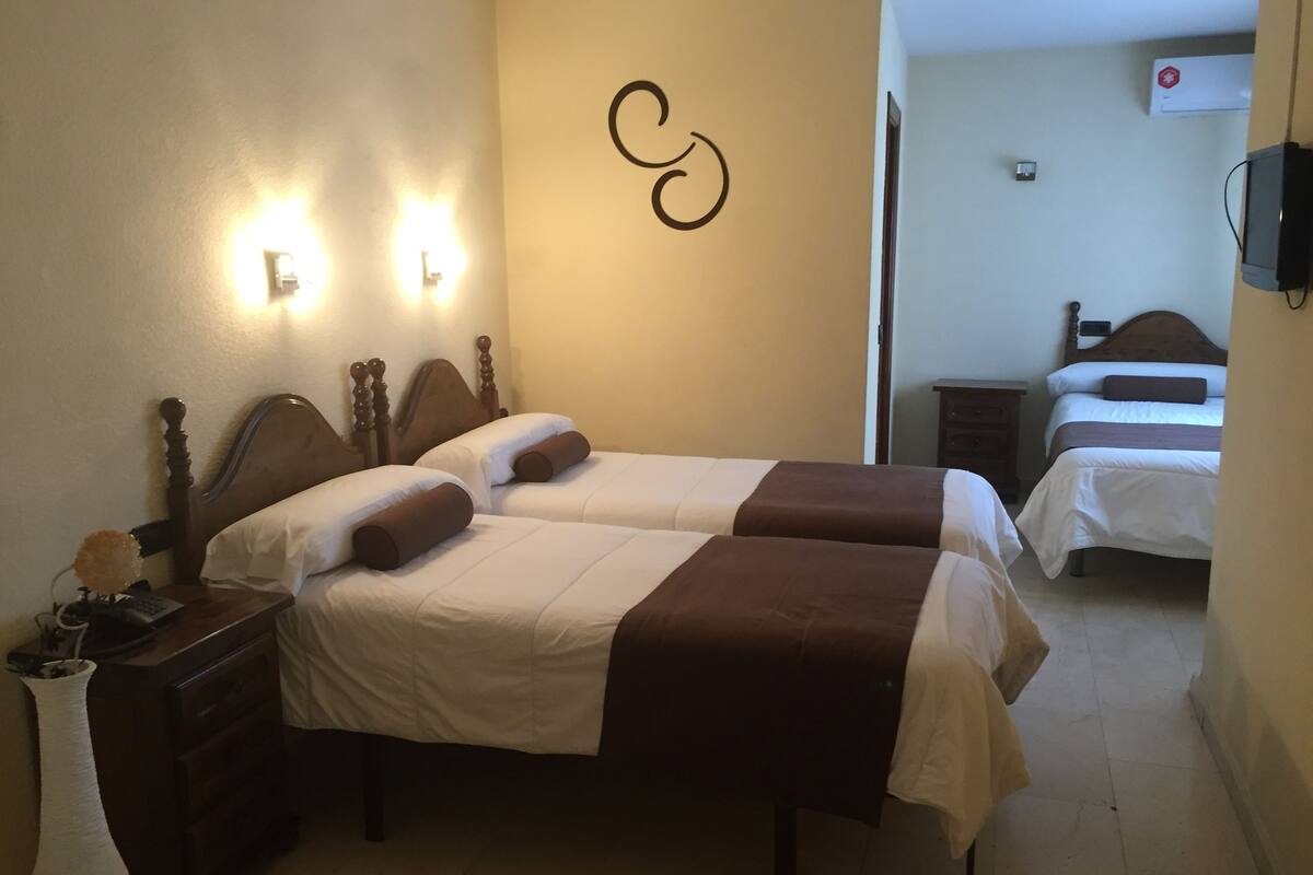 Twin Room | Desk, WiFi (free), bed sheets
