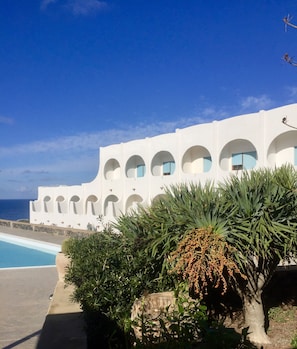 Vista frontal de la propiedad