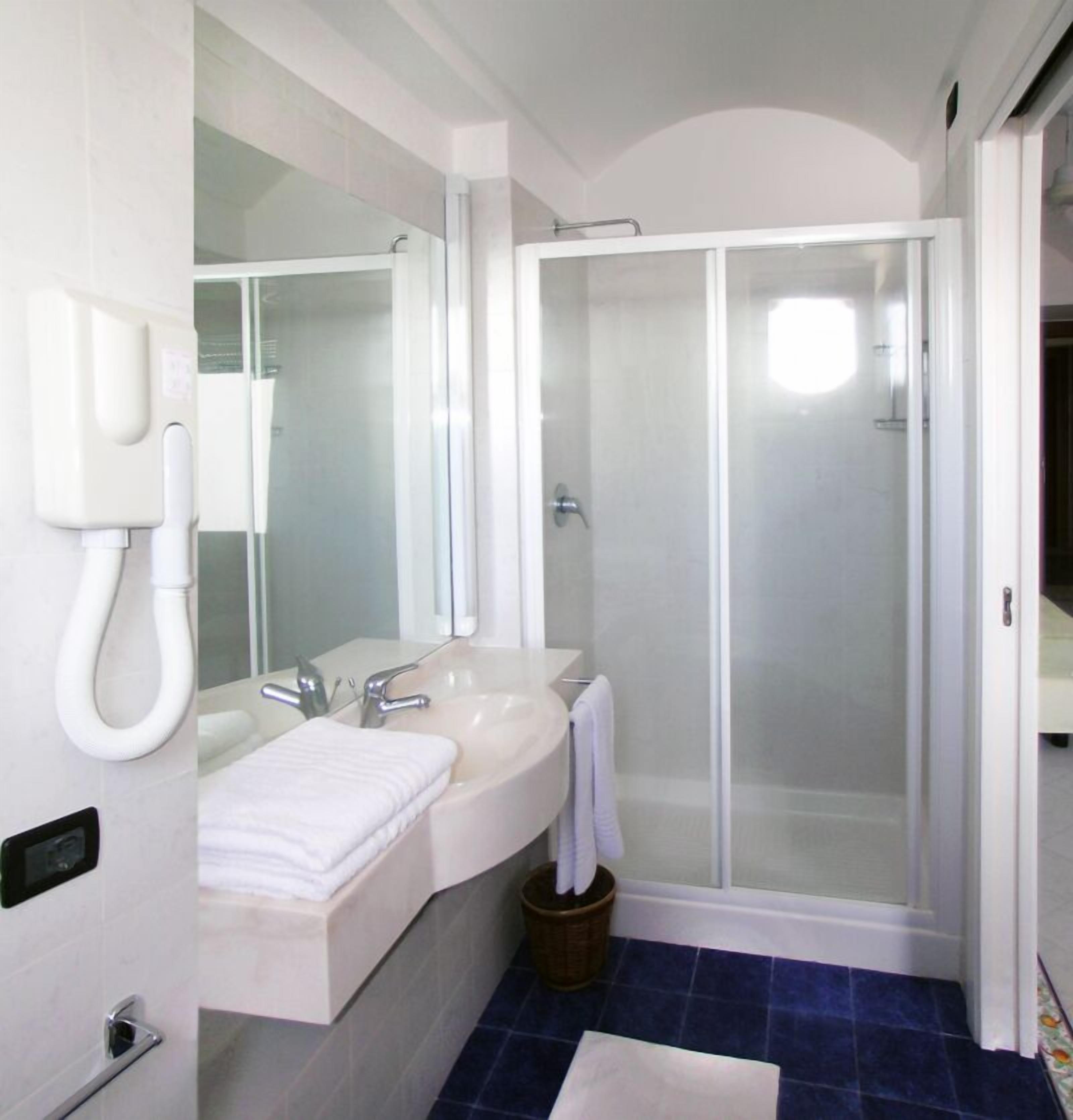 shower, rainfall showerhead, free toiletries, hair dryer