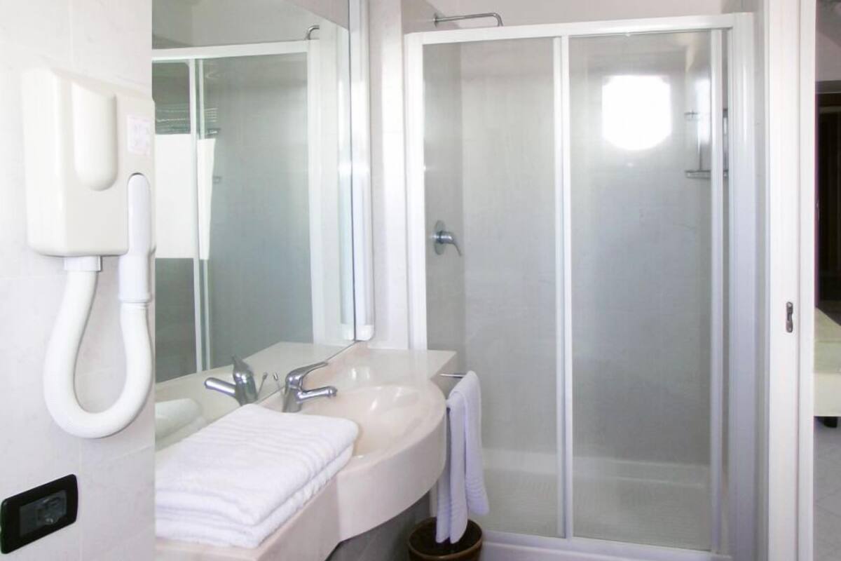 shower, rainfall showerhead, free toiletries, hair dryer