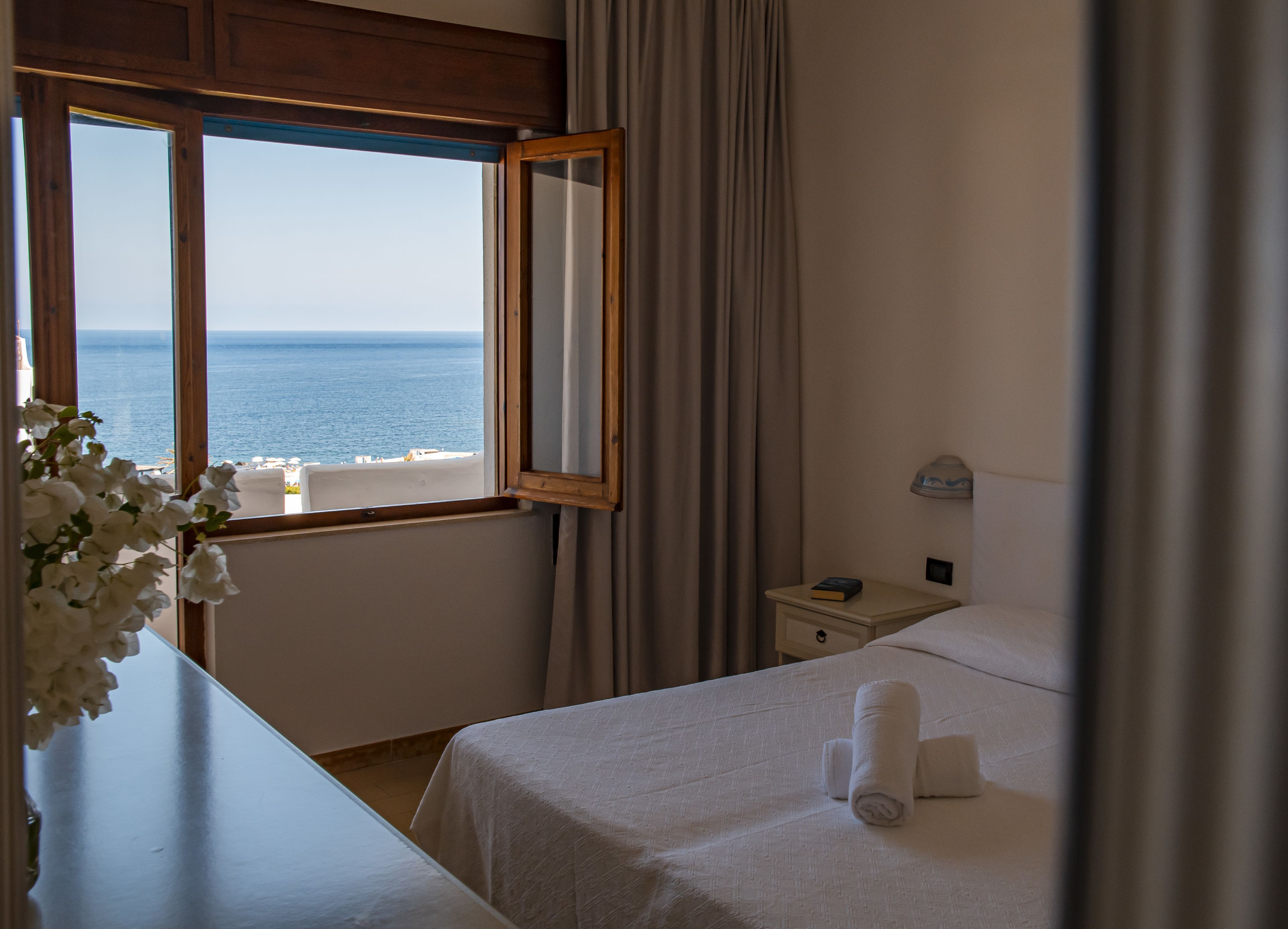comfort double room, sea view | egyptian cotton sheets, minibar, in-room safe, desk
