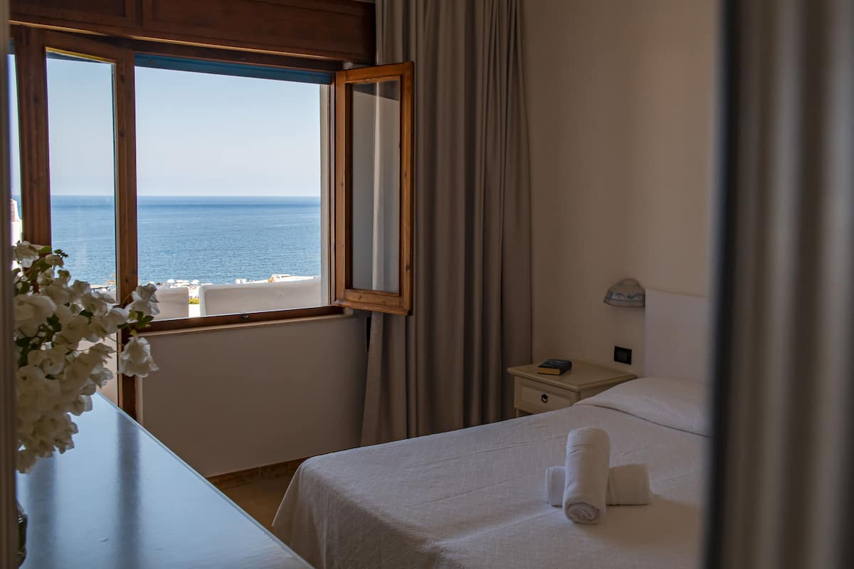 comfort double room, sea view | egyptian cotton sheets, minibar, in-room safe, desk