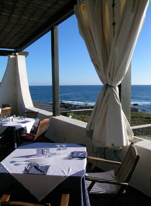 Nhìn ra bãi biển 