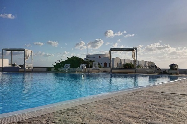 Seasonal outdoor pool, sun loungers