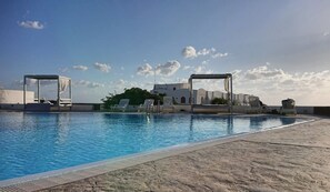 Seasonal outdoor pool, pool loungers - Cossyra Hotel (Pantelleria)