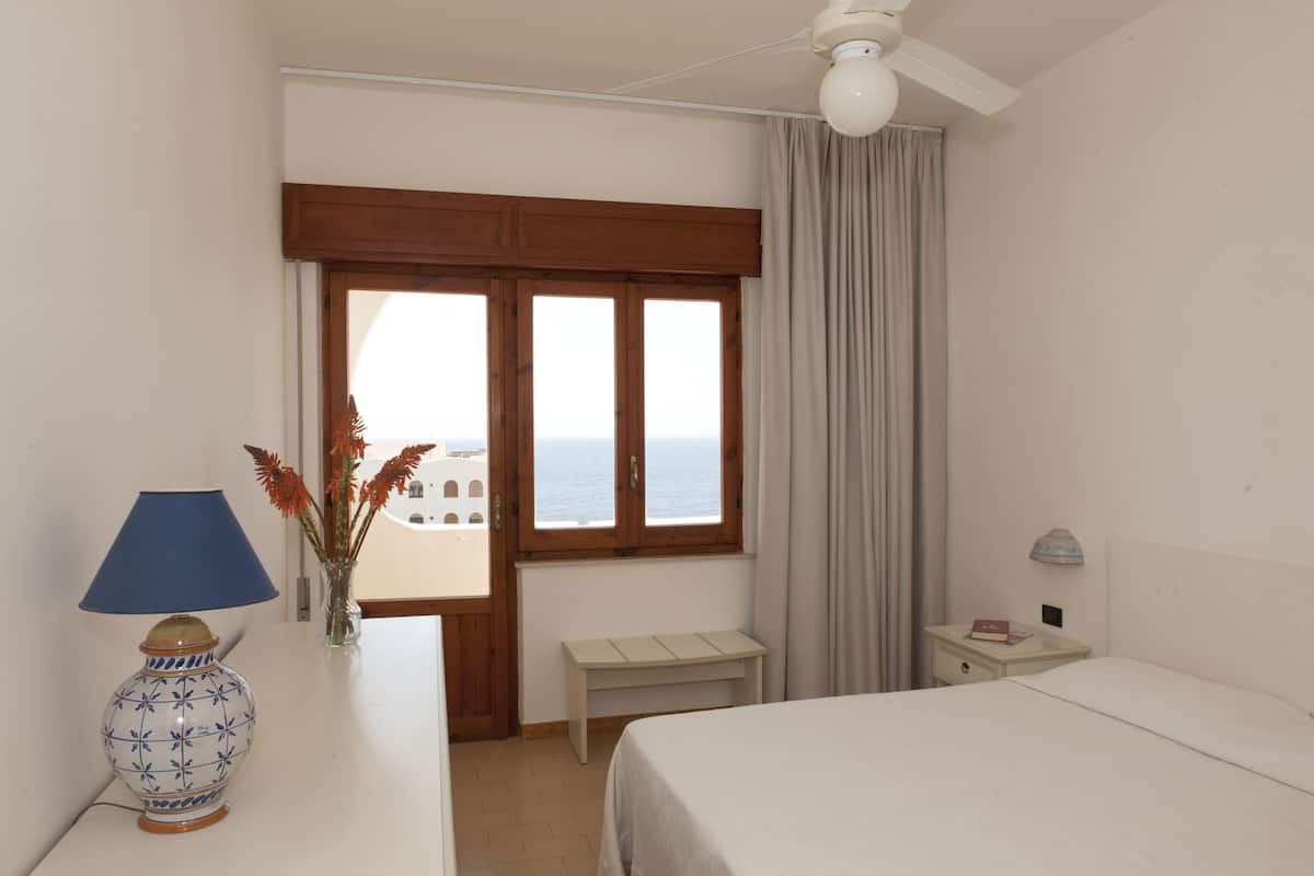 Egyptian cotton sheets, minibar, in-room safe, desk