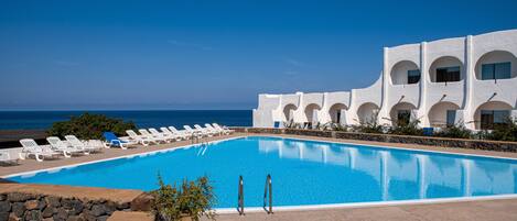 Piscina externa sazonal, espreguiçadeiras